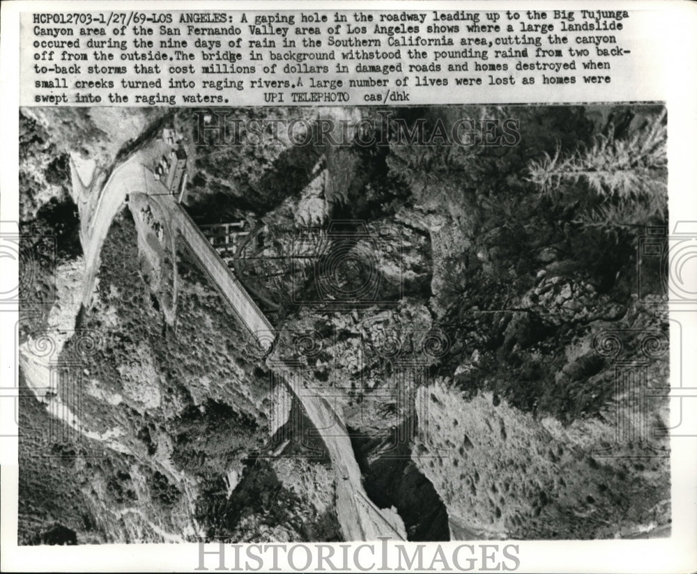 1969 Press Photo Los Angeles gaping hole in roadway - Historic Images