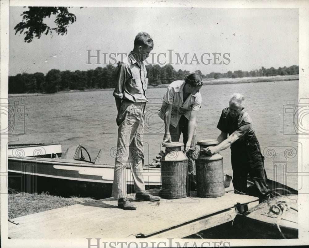 1943 Press Photo Youngstown Ohio McEldowney family in floodwaters - Historic Images