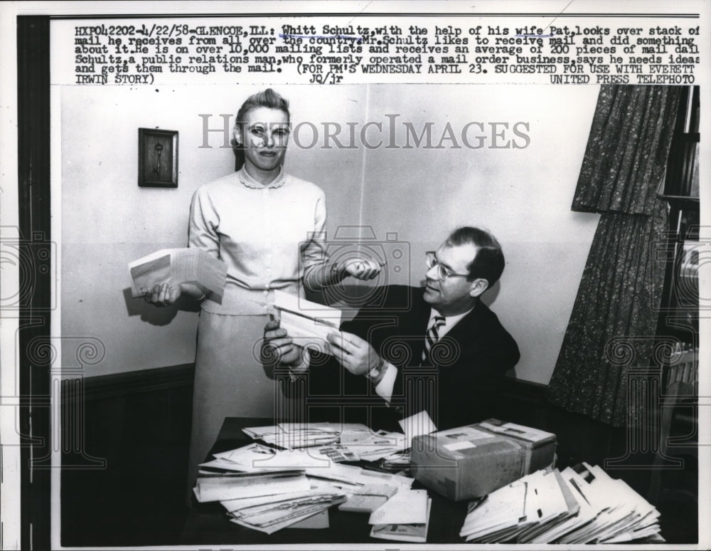 1958 Press Photo Whitt Schultz and wife Pat look over mail he receives - Historic Images