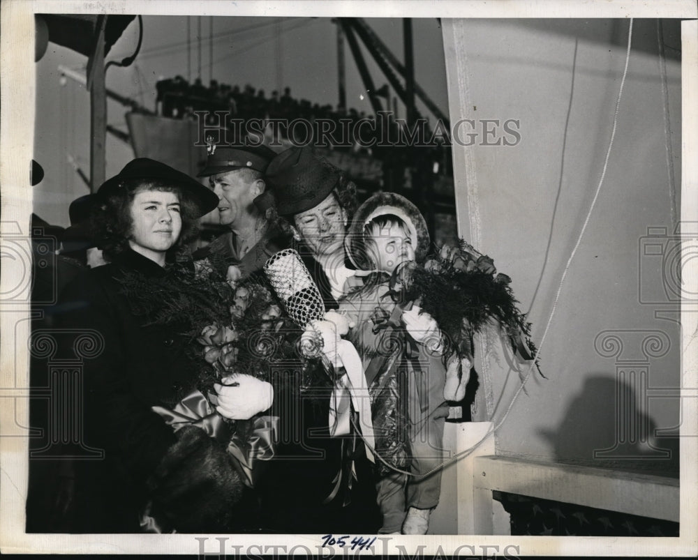 1943 Press Photo Staten Island NY E S Blue christens ship at Bethlehem Steel - Historic Images