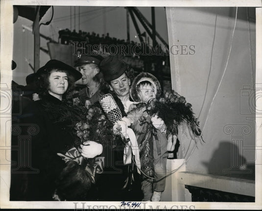1943 Press Photo Staten Island NY E S Blue christens ship at Bethlehem Steel - Historic Images