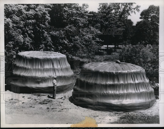1957 Press Photo Yorkville, Ill. Vinyl silos dewmonstrated to hold silage - Historic Images