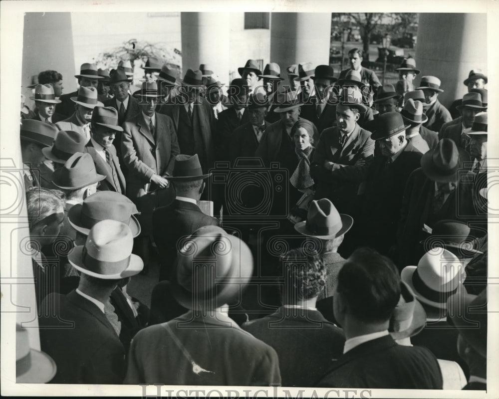 1932 Press Photo Crown surrounding auctioneers at Columbia Supreme Court - Historic Images