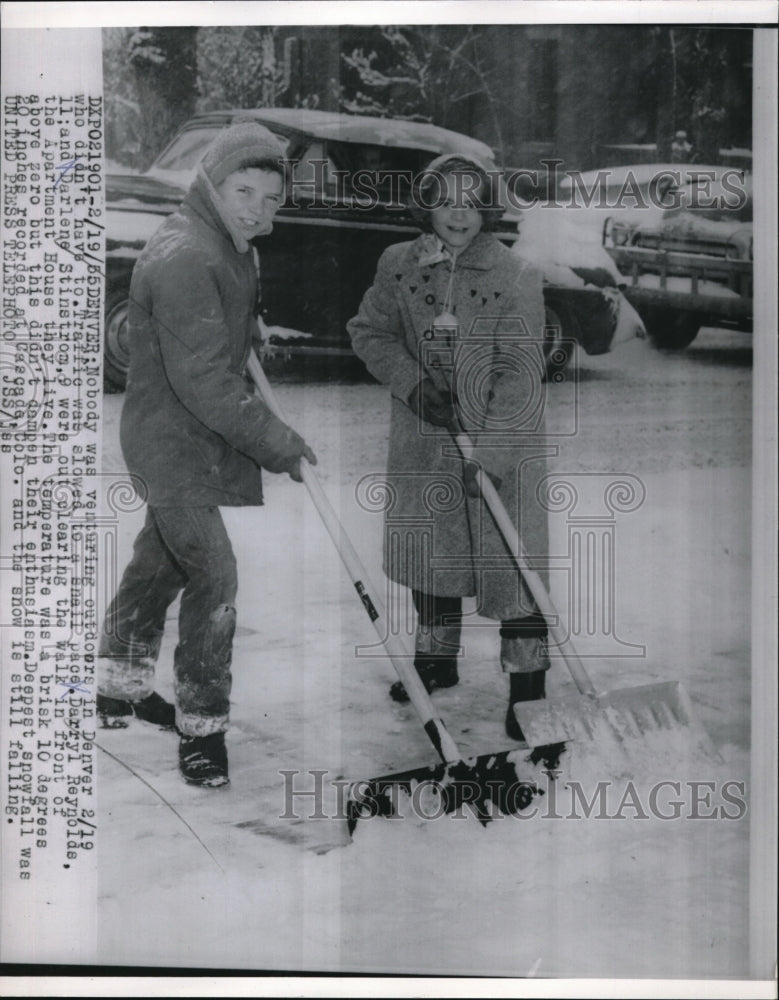 1955 Press Photo Denver Colo Darlene Stinestrom Dar Reynolds shovel snow - Historic Images