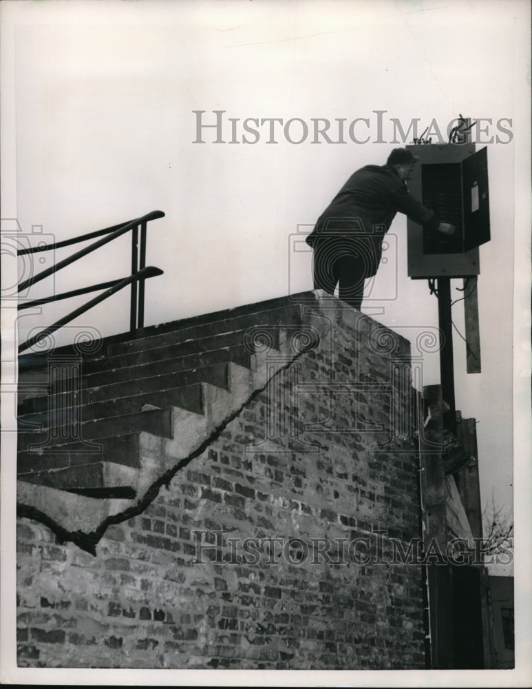 1956 Press Photo Wash DC OE Jackson at fuse box of building being demolished - Historic Images