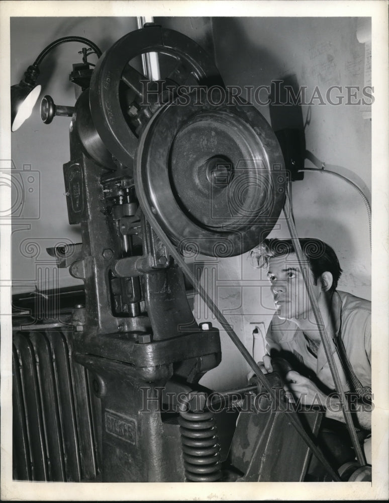 1944 Press Photo Eddie Byrnes learns new trade - Historic Images