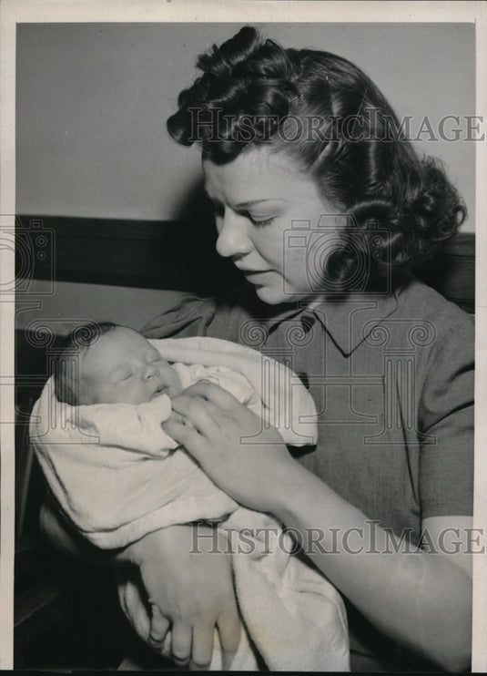1940 Press Photo Chicago Ethel De Patie & baby Carole Ann after kidnapping - Historic Images