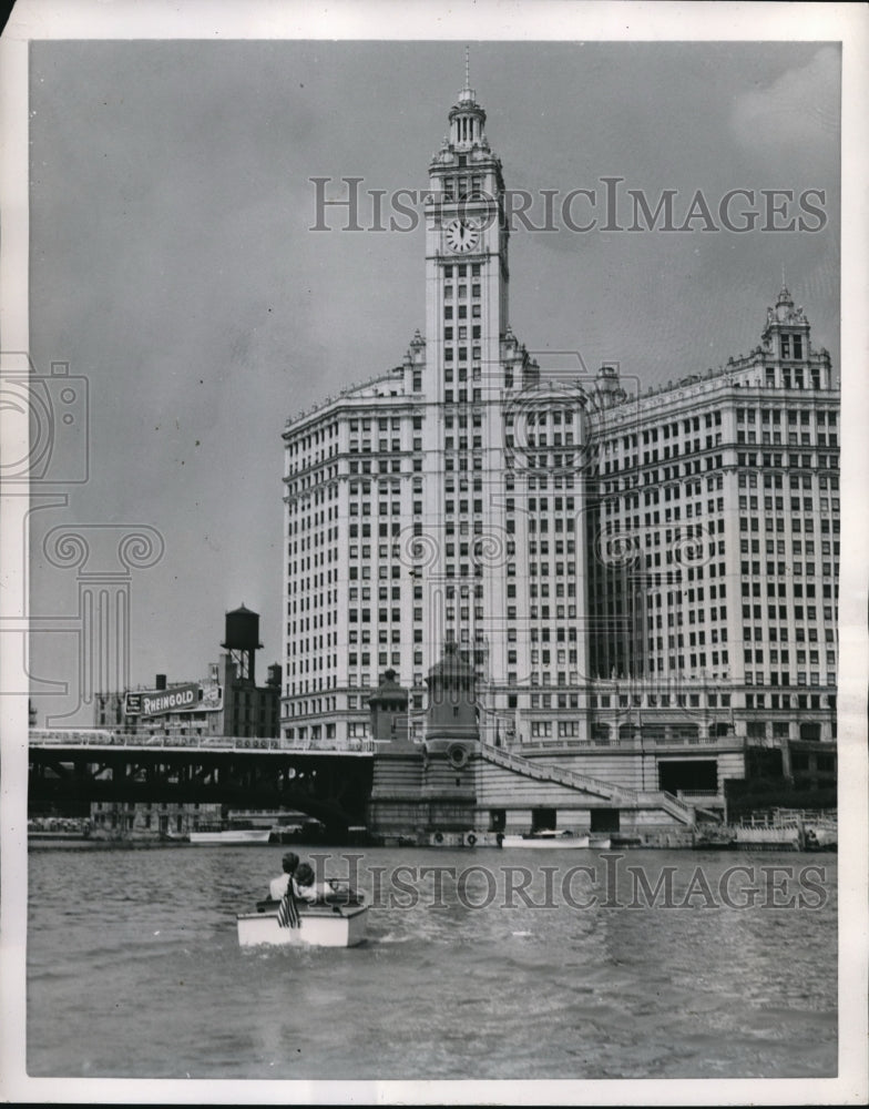 1953 Press Photo Chicago Ill. Jim Jones &amp; Rose Merchaut on boat on Chicago River - Historic Images