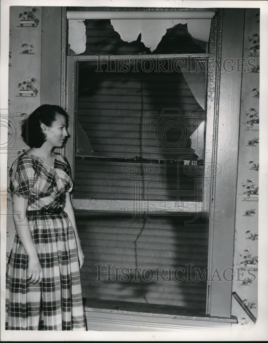 1953 Press Photo Mrs Myrtle Gwinn & her homes windows broken in accident - Historic Images