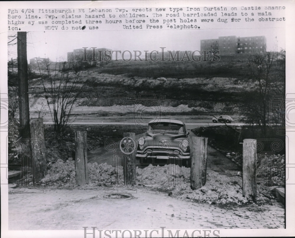 1953 Press Photo Pittsburgh Pa Lebanon Township barricade vs cars - Historic Images