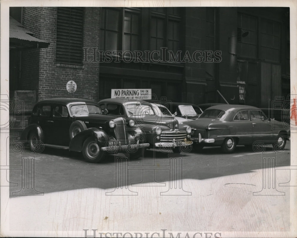 1940 Press Photo Cars parked behind Stearn Co. - Historic Images