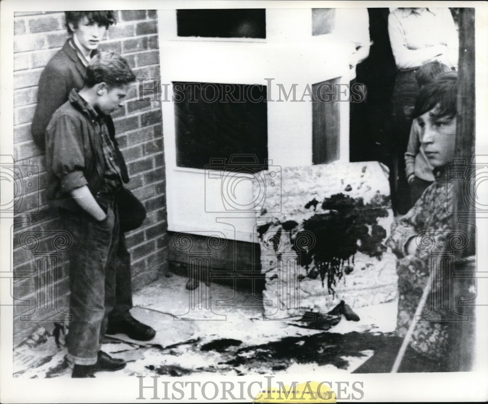 1971 Press Photo Young People Mourning 100th Victim Annette McGavigan - Historic Images