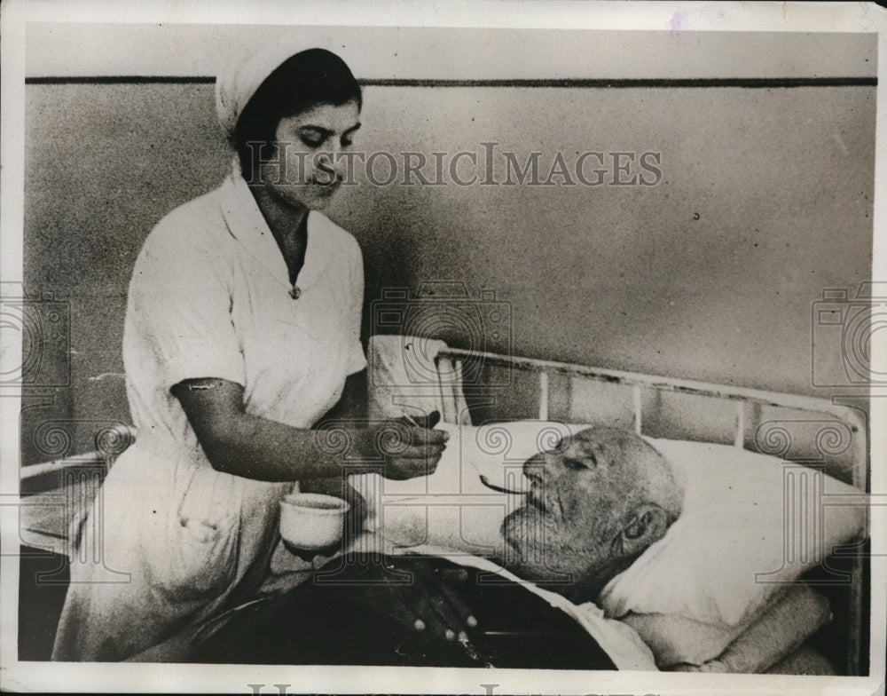 1934 Press Photo Zaro Aga in the hospital with K. H. Harium, Miss Universe 1932 - Historic Images