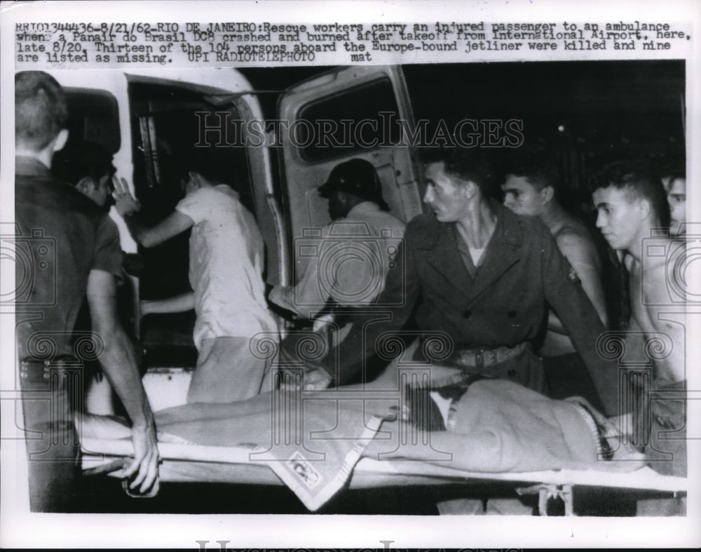 1962 Press Photo Rescue workers &amp; plane crash victims at Rio De janiero - Historic Images