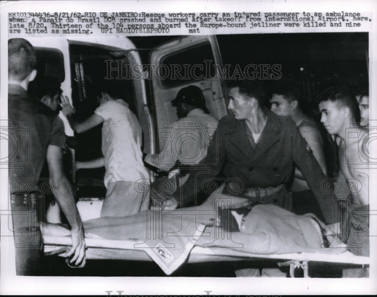 1962 Press Photo Rescue workers & plane crash victims at Rio De janiero - Historic Images