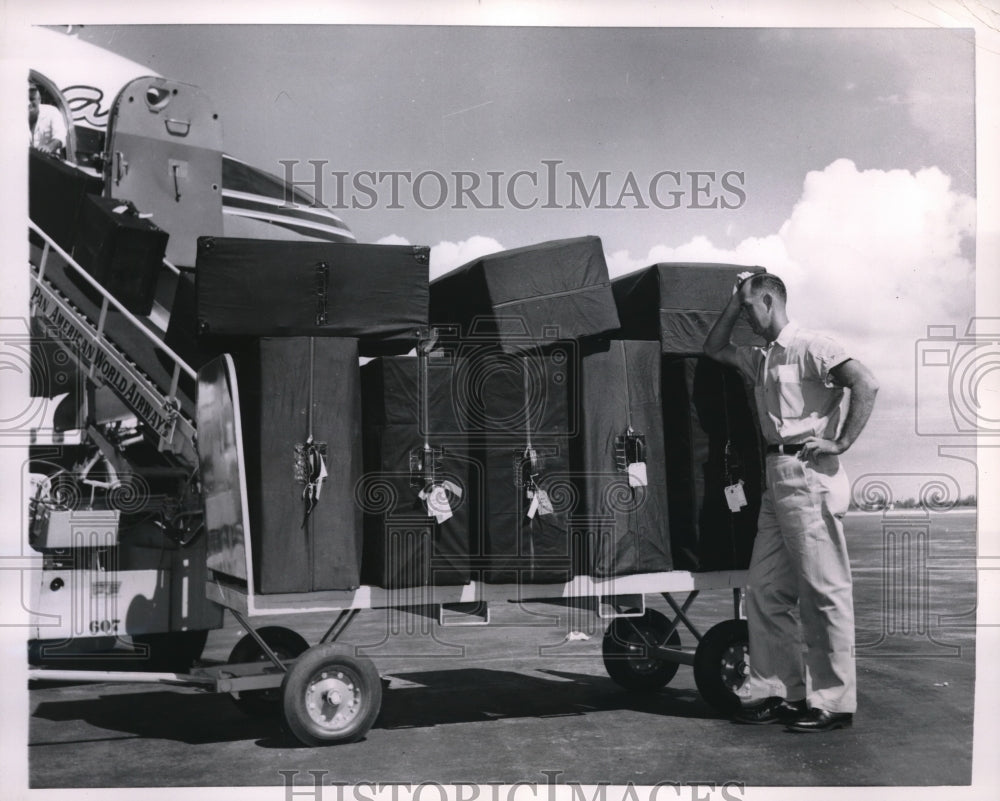 1954 Press Photo Miami, Fla. FH Coverly foreman loads luggage to a plane - Historic Images