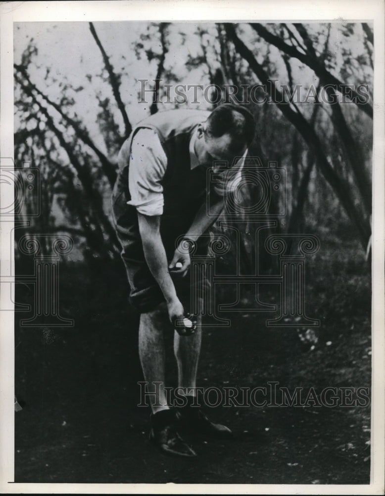 1944 Press Photo A man counting how many mosquito bites he has - Historic Images