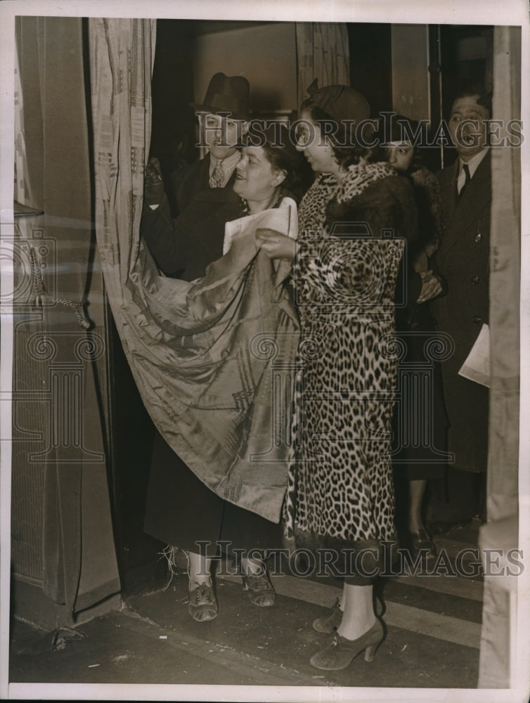 1936 Press Photo Mrs. R Kinsler and Eva Russak at Auction Central Park Casino - Historic Images