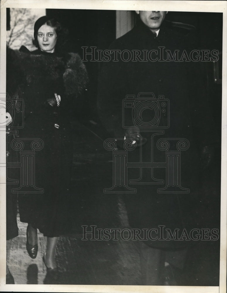 1935 Press Photo Greta Henkle and an male escort - Historic Images