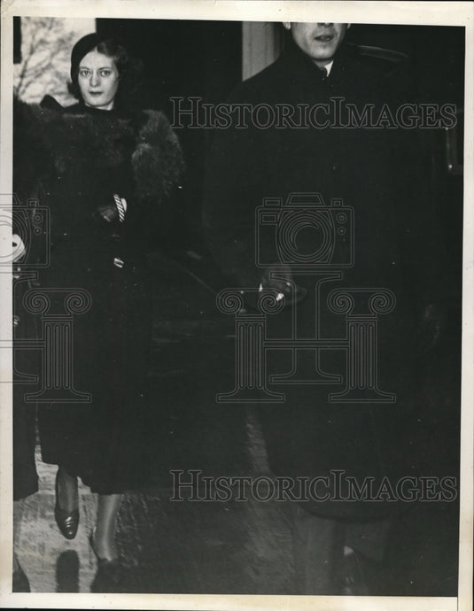 1935 Press Photo Greta Henkle and an male escort - Historic Images