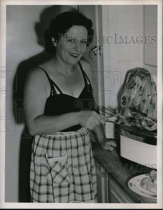 1951 Press Photo Mrs Al Lopez cooking in her homes kitchen - Historic Images