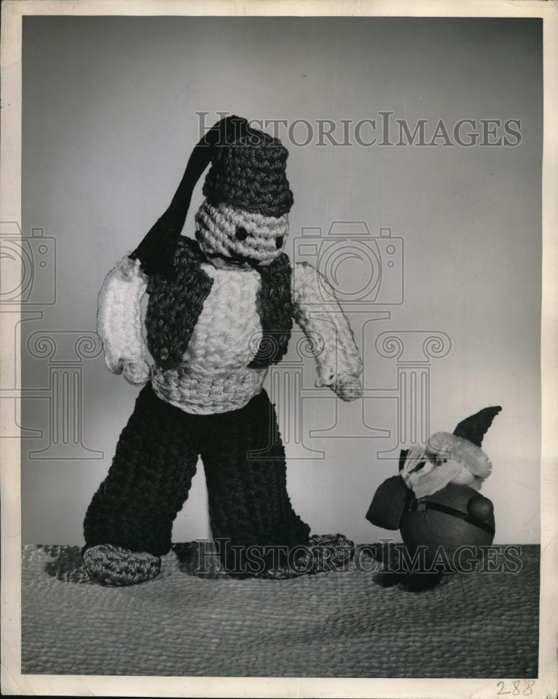 1947 Press Photo Crocheted Turkish fellow - Historic Images