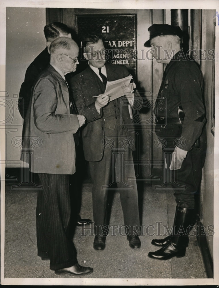 1940 Press Photo F. Hall and B. Dayton hand Patrolman Morahan a witness list. - Historic Images