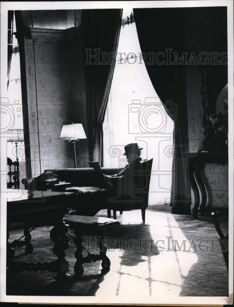 1946 Press Photo John Lewis in silence at the lobby of the Carlton Hotel - Historic Images