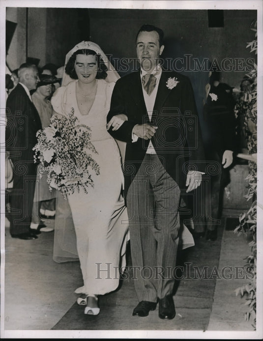 1938 Press Photo The marching of the newly weds, Mr. & Mrs. Arthur Delano Weekes-Historic Images