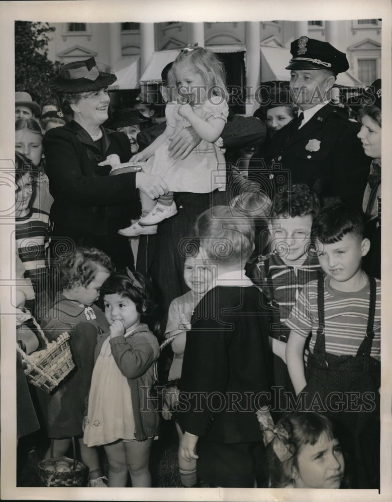 1941 Mrs. Wallace greets early bird, Kay Knapp at the egg rolling - Historic Images