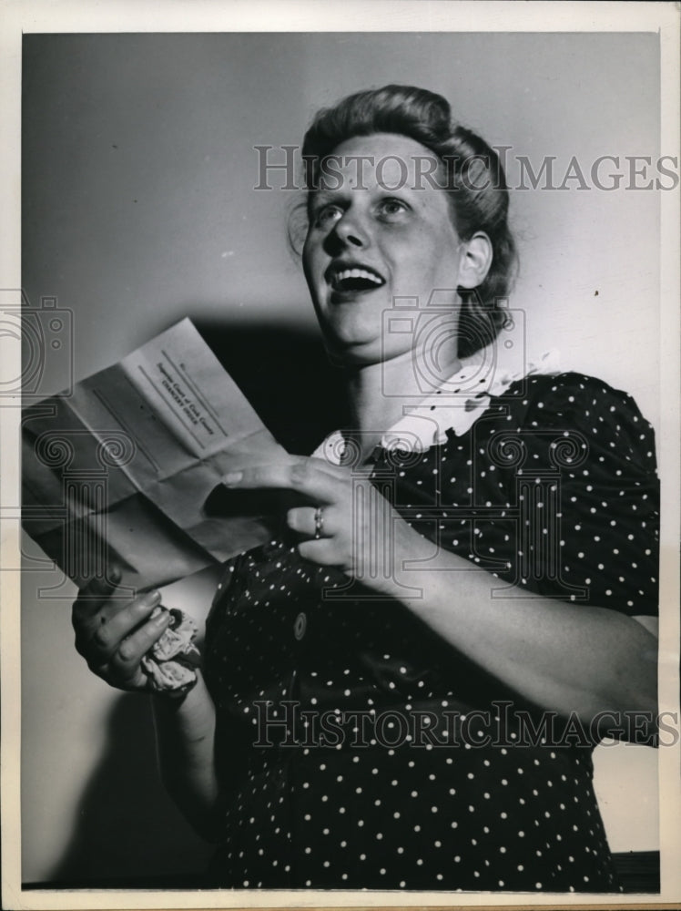 1944 Press Photo Mrs. Mildred Doyle on Reconciliation in a Chicago Divorce Case - Historic Images