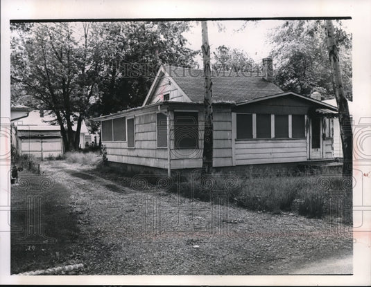 1968 Press Photo Abandoned house owner instructed by Eastlake inspector to fix - Historic Images