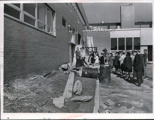 1964 Press Photo Senior students moving to the new Warrensville High School - Historic Images