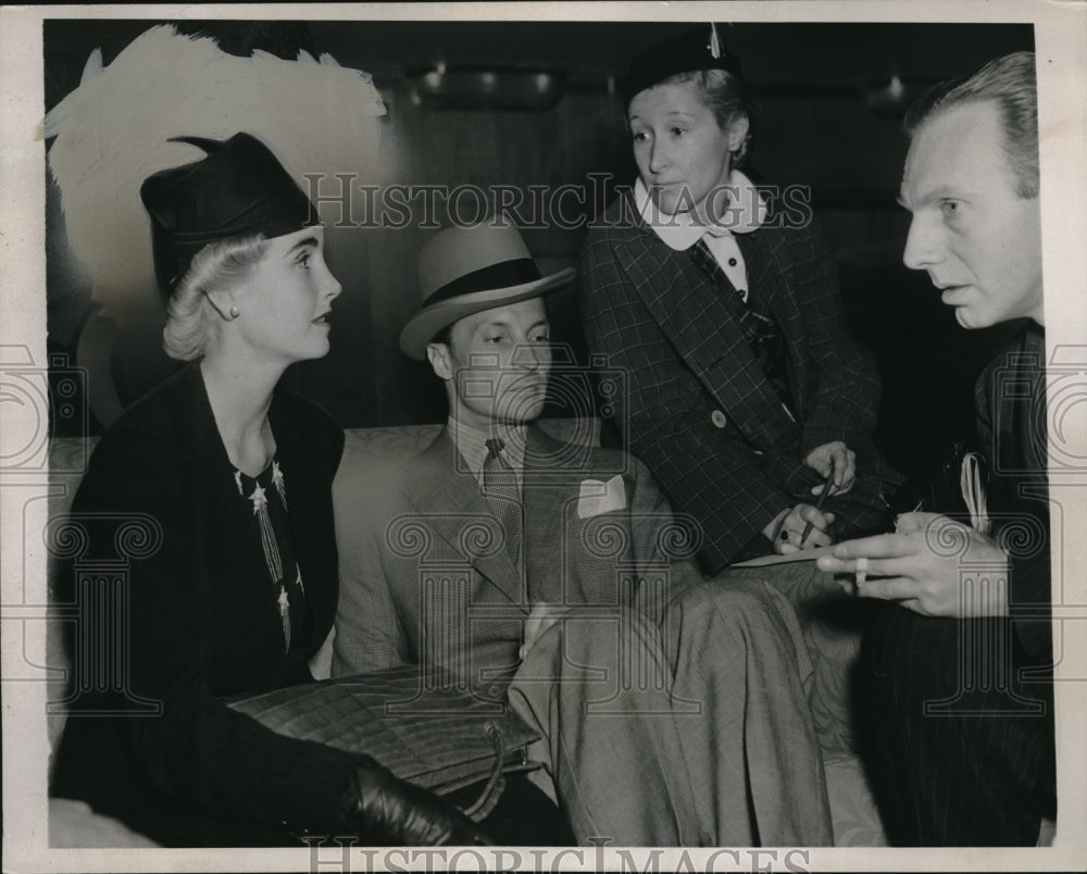 1937 Press Photo The couple Count and Countess Reventlow with the Press - Historic Images