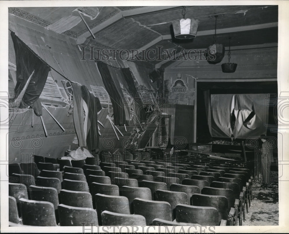 1944 Press Photo Theater Patrons escape munition blast injurys - Historic Images