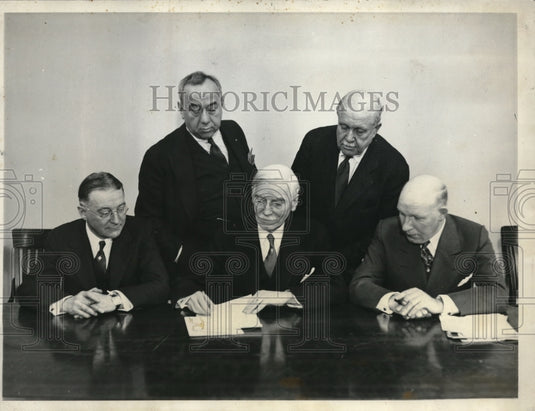 1932 Press Photo Capital and labor Leader who signed the agreement is Sullivan - Historic Images