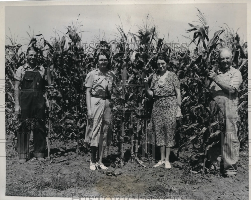 1939 Lawrence Kans Mr &amp; Mrs L Leonhard, Mr &amp; Mrs FH Leonhard farmers - Historic Images