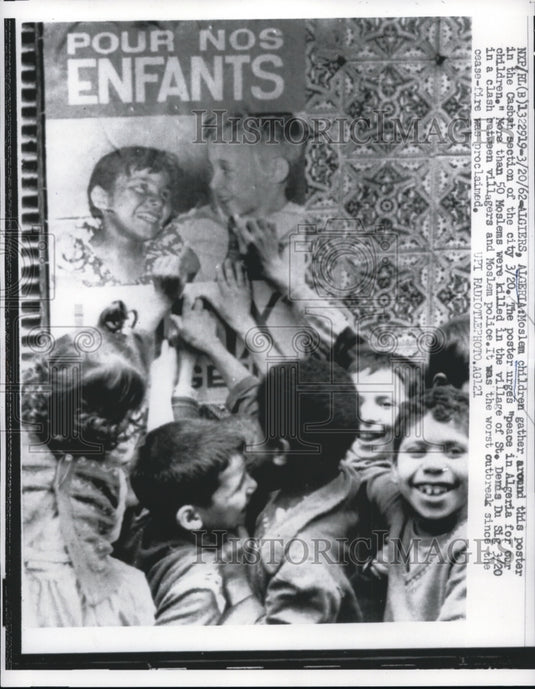 1962 Press Photo Muslim children of Algeria gather around this poster - Historic Images
