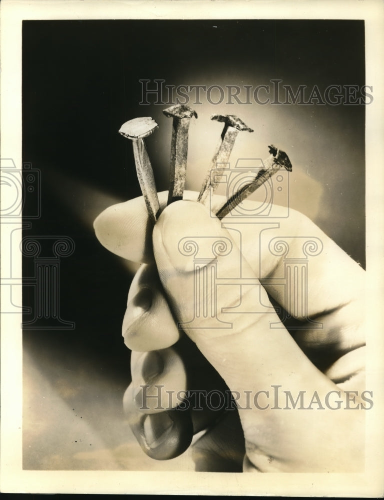 1942 Press Photo Surry County Va nails from Ft Plantation bldg built in 1652 - Historic Images