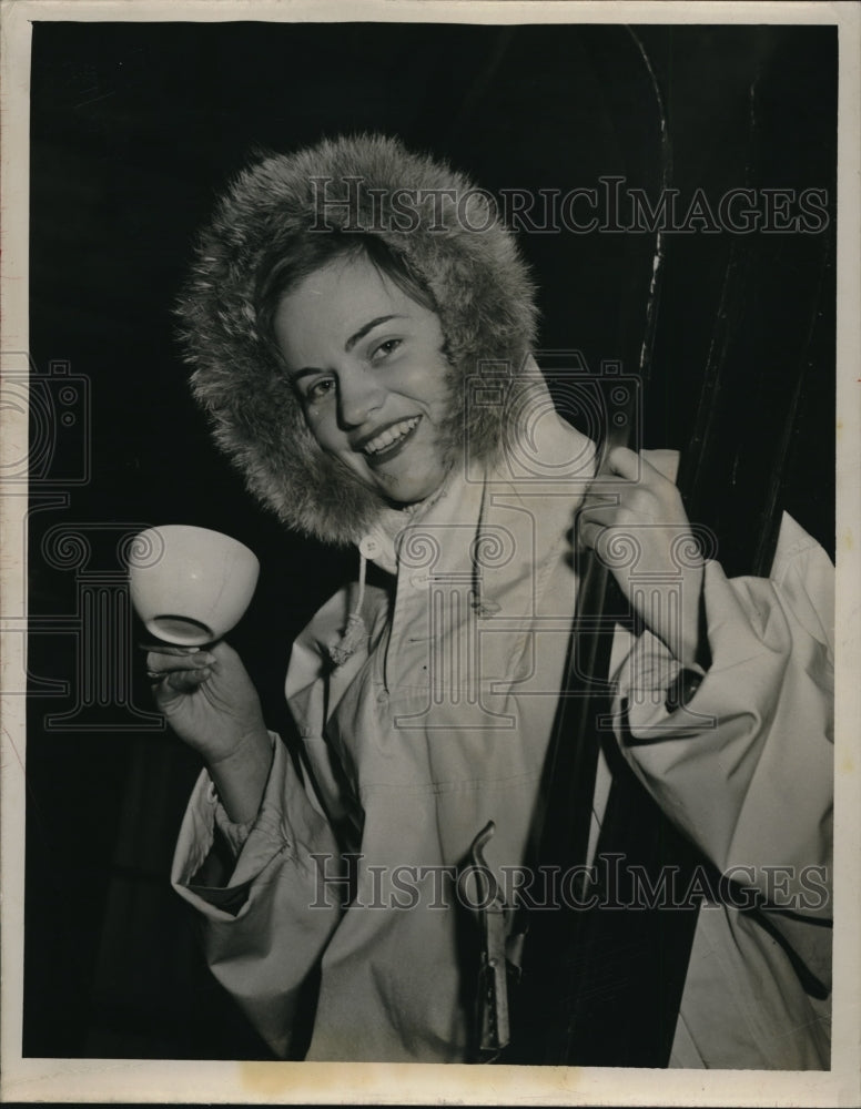 1950 Press Photo Barbara Roades wearing fur-framed jacket on cold weather - Historic Images