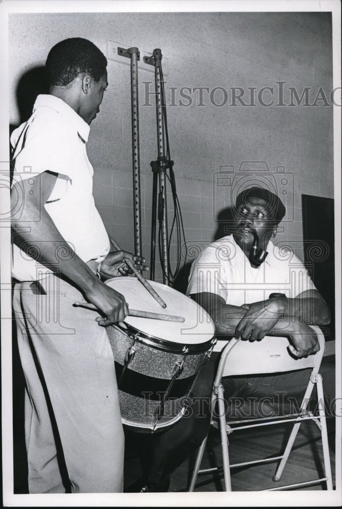 1968 Press Photo Ernest Harston Tenor Joseph Grimmes Instructor Music - Historic Images