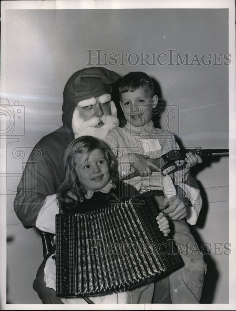 1952 Press Photo Charles Huth Santa With Children And Toys - Historic Images