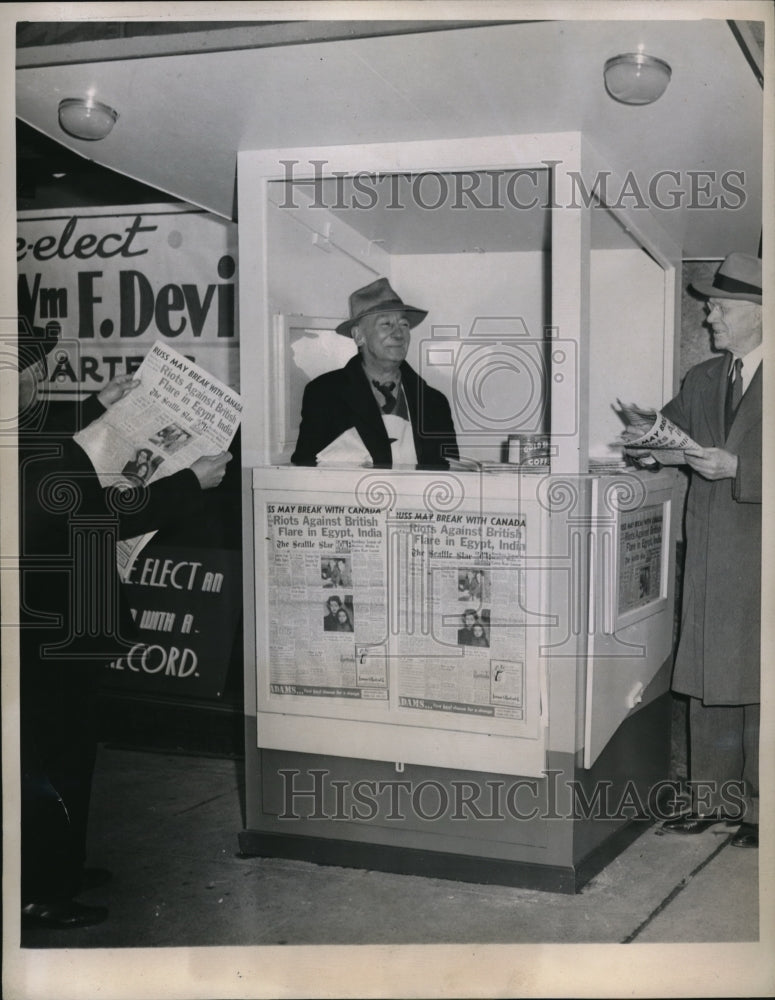 1946 Press Photo Edward A. Brady in New Streamlined Newstand by Dan W. Gibson - Historic Images