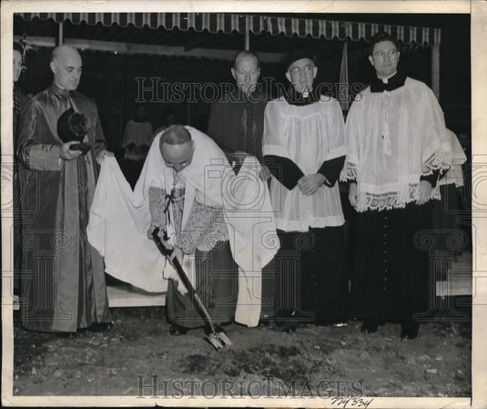 1945 Press Photo Archbishop Spellman Lady Of Victory Catholic Church - Historic Images