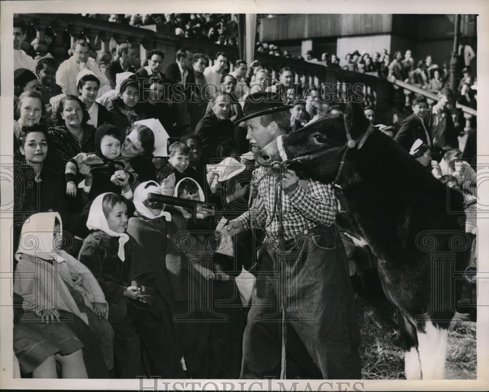 1939 Press Photo Bellevue Hospital in NYC clown &amp; horse entertain kid patients - Historic Images