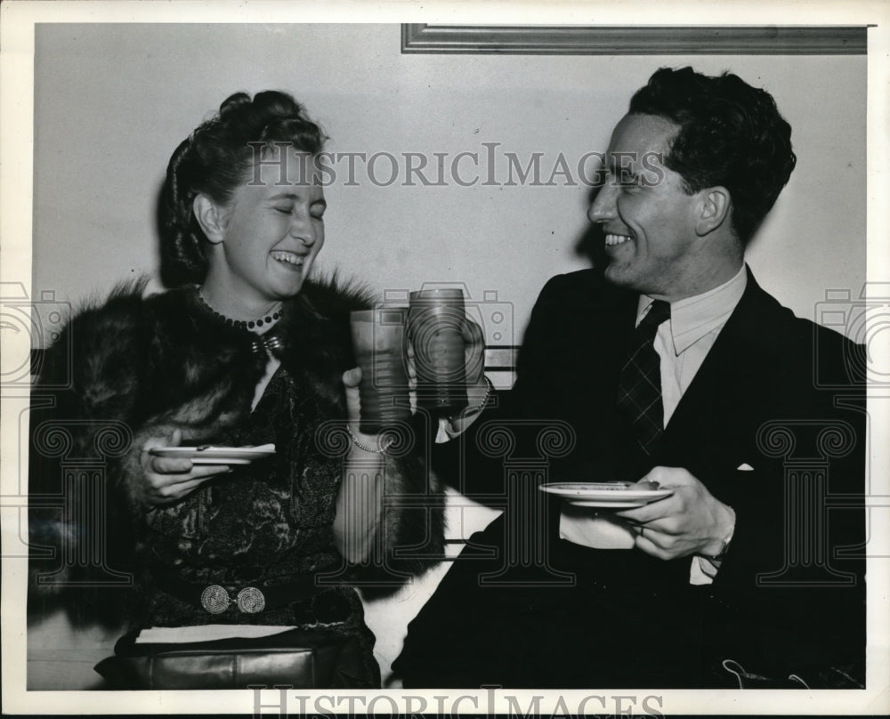 1941 Press Photo Mr. &amp; Mrs. Philander Stewart Arrive at LaGuardia After Married - Historic Images