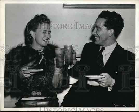 1941 Press Photo Mr. & Mrs. Philander Stewart Arrive at LaGuardia After Married - Historic Images