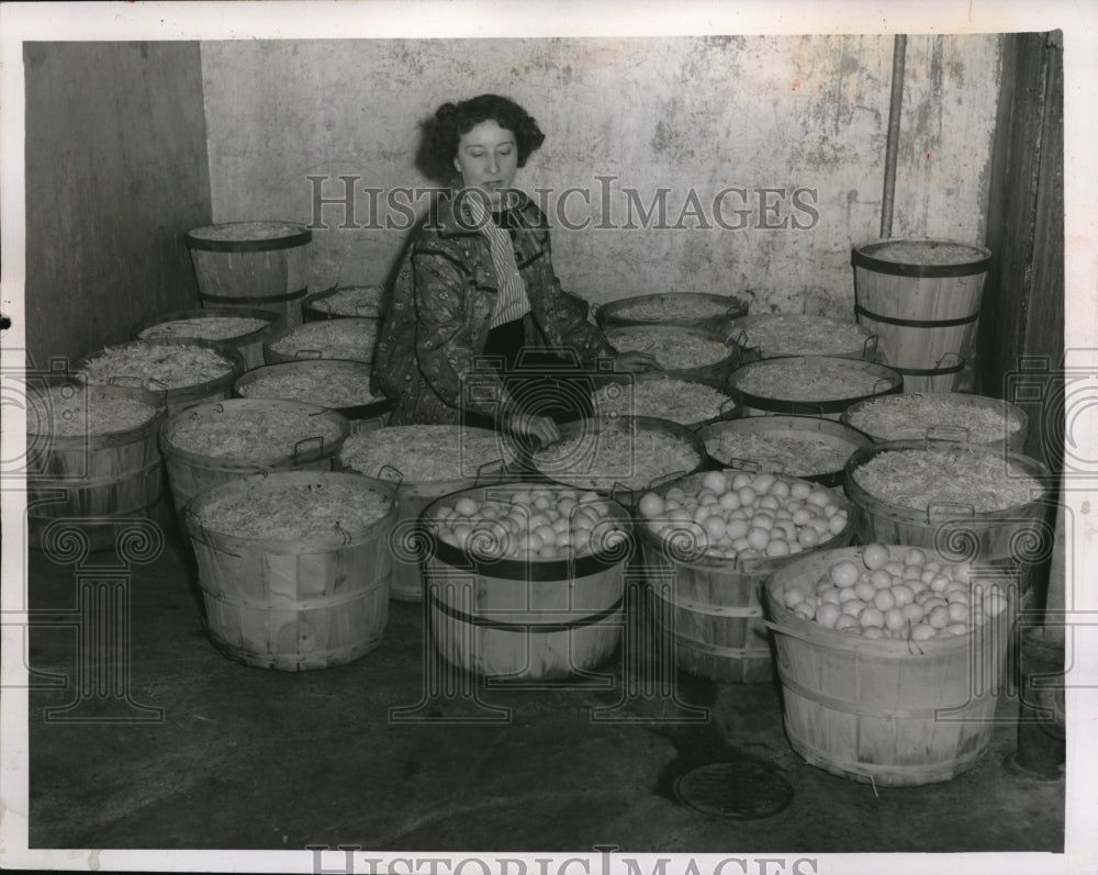 1952 Press Photo Mrs Arthur Maecker Ridge Road Farmer - Historic Images