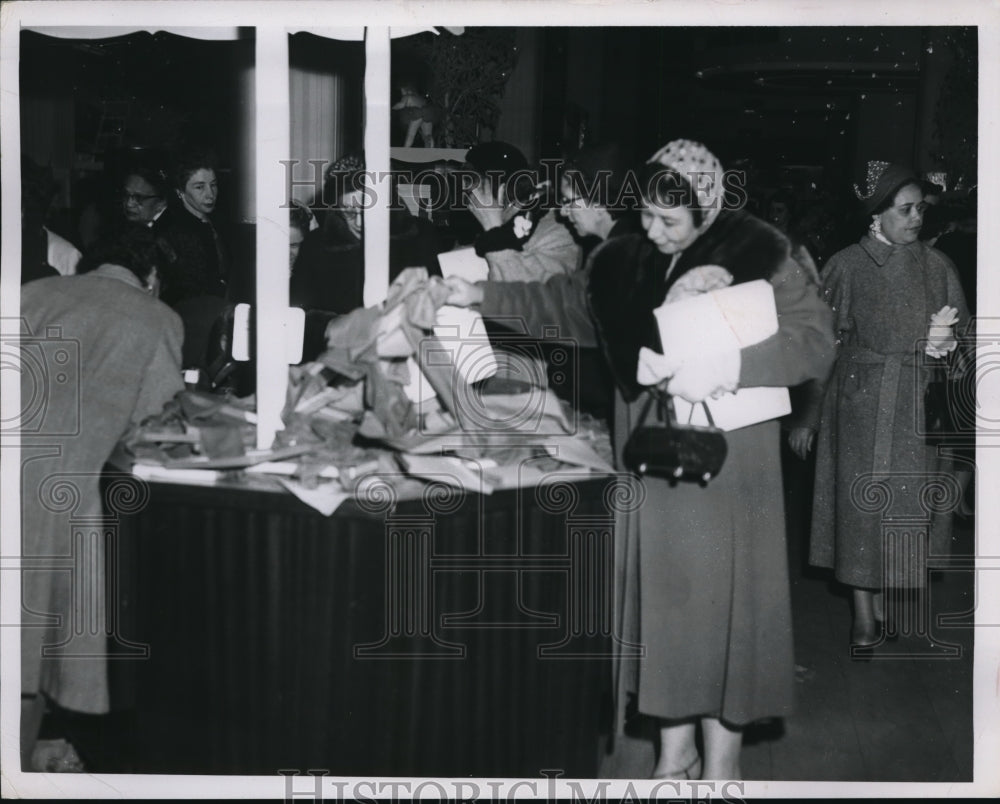 1955 Press Photo Ladies Shop Through Local Rummage Sale - Historic Images