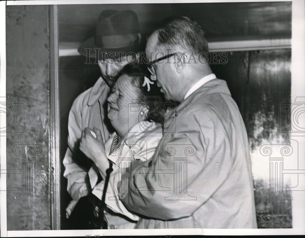 1954 Press Photo Chicago, Mrs Ester Schmidt identifies body of sister - Historic Images